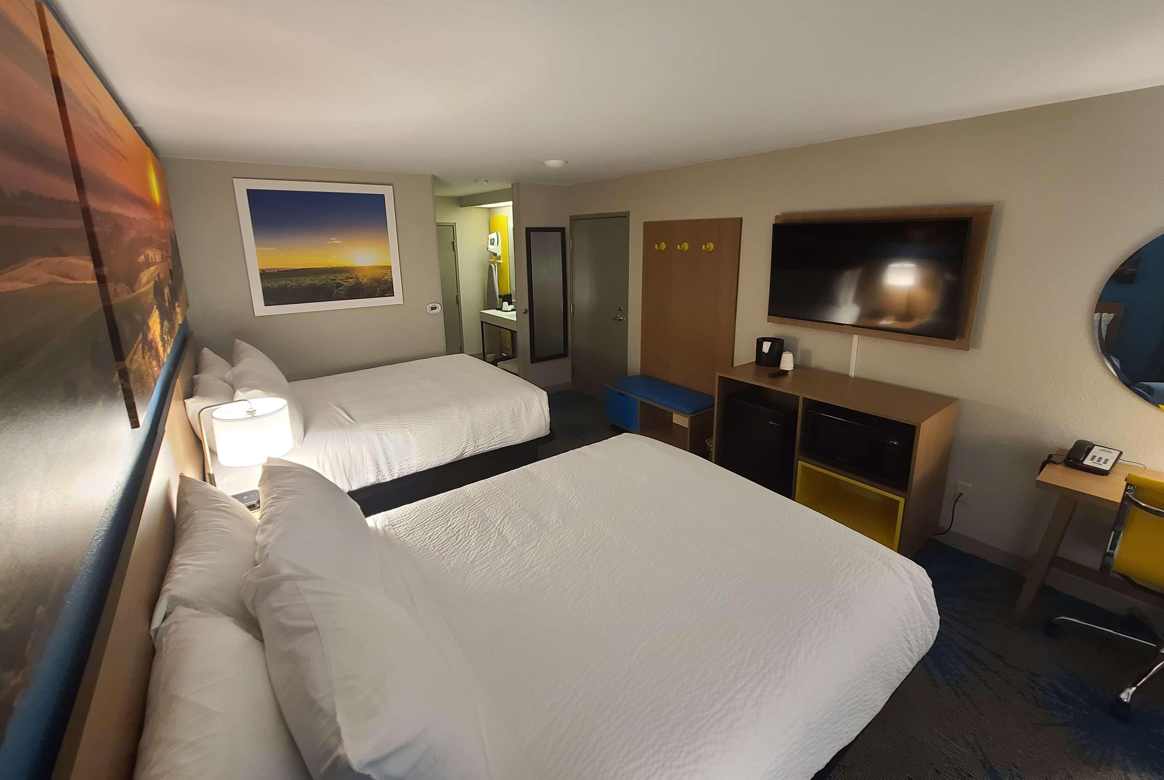 Days Inn By Wyndham Johnson Creek Екстер'єр фото