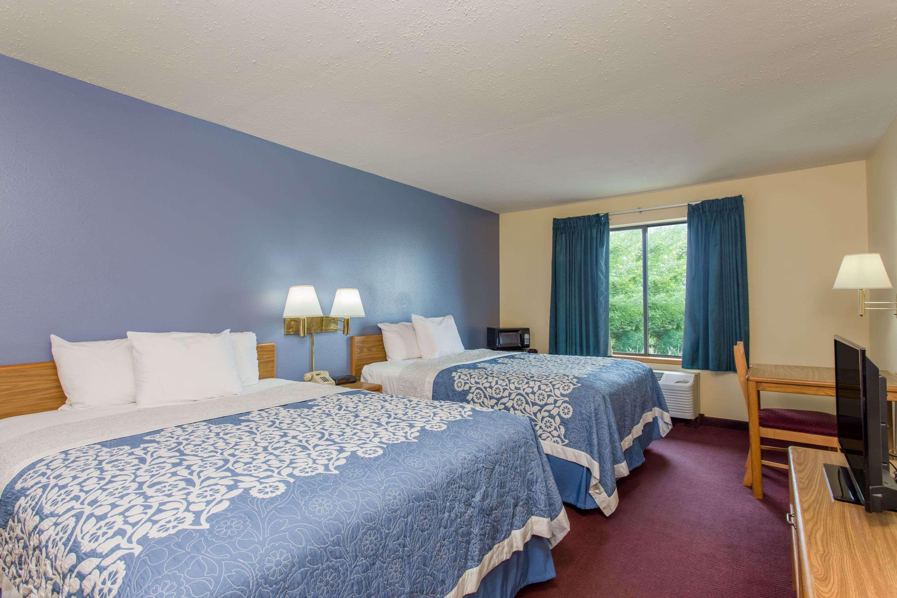 Days Inn By Wyndham Johnson Creek Екстер'єр фото